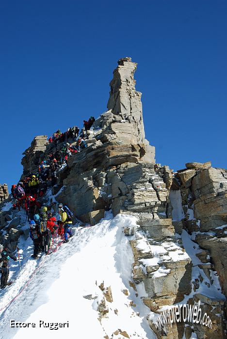 34 - le Roccette, affollamento sotto la Madonnina.JPG